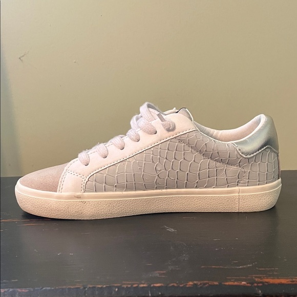 Vintage Havana Cream and Silver Lace-Up Sneakers - Picture 3 of 4